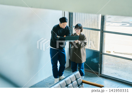 打ち合わせをする男女 打ち合わせをする男女 141950331