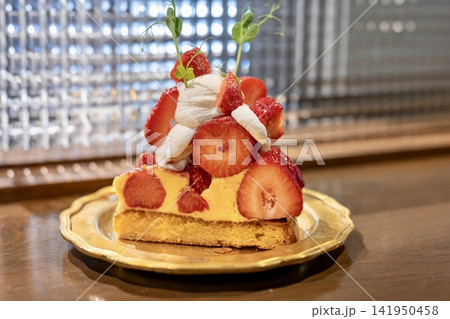 完熟あまおうイチゴを贅沢に使った華やかなタルト 141950458