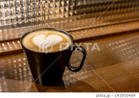 ハートのラテアートが可愛いカフェラテ ハートのラテアートが可愛いカフェラテ 141950484