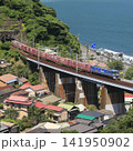 東海道線を走る貨物列車　 141950902