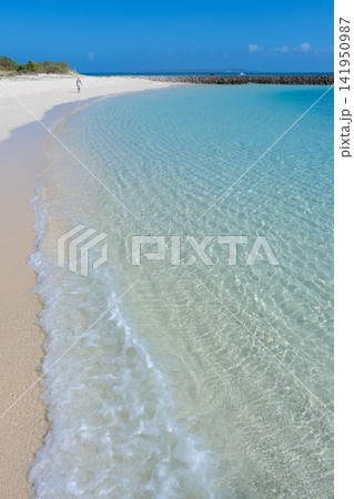 沖縄・来間島のパチャビーチに広がる澄み切ったエメラルドグリーンの海と白い砂浜 沖縄・来間島のパチャビーチに広がる澄み切ったエメラルドグリーンの海と白い砂浜 141950987