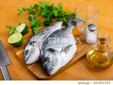 Raw dorado fish with cilantro and lime 141951535