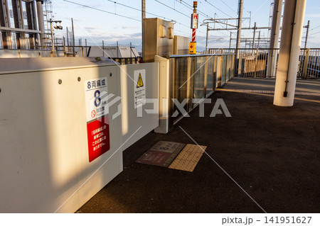 駅ホームの可動式ホーム柵と乗車位置案内（バリアフリー・安全対策イメージ） 141951627