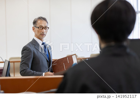 法廷で裁判官に説明をするベテラン弁護士　 141952117
