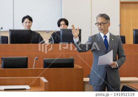 法廷で最終弁論を行う日本人弁護士 法廷で最終弁論を行う日本人弁護士 141952119