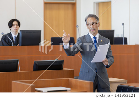法廷で最終弁論を行う日本人弁護士 141952121