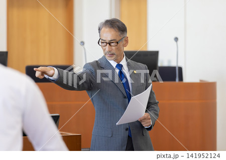 法廷で相手を指さし力強く主張する日本人弁護士 法廷で相手を指さし力強く主張する日本人弁護士 141952124