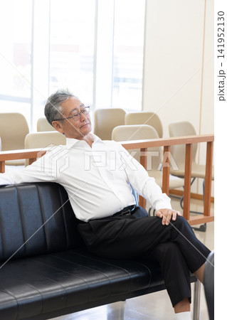 法廷で審理を待つ態度の悪いシニア男性 法廷で審理を待つ態度の悪いシニア男性 141952130
