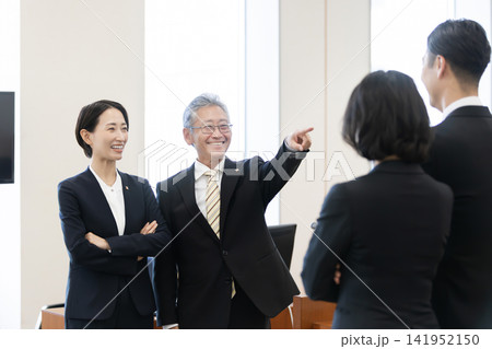 法廷で対峙する検事と弁護士チーム 法廷で対峙する検事と弁護士チーム 141952150