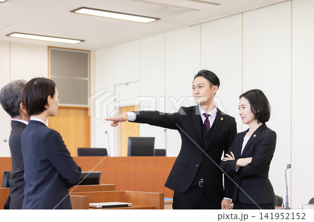 法廷で対峙する検事と弁護士チーム 法廷で対峙する検事と弁護士チーム 141952152