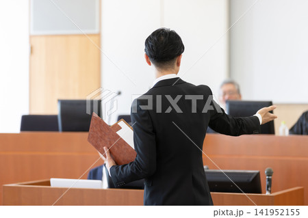 法廷で弁論する男性弁護士の後ろ姿 法廷で弁論する男性弁護士の後ろ姿 141952155