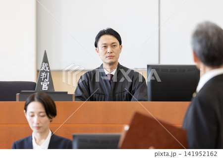 法廷で審理を行う若い男性裁判官 141952162