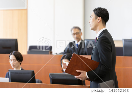 法廷で弁論を行う若い男性弁護士 法廷で弁論を行う若い男性弁護士 141952168