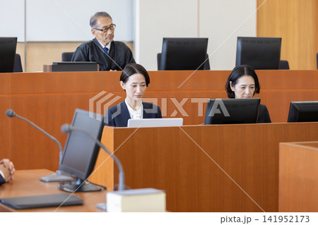 法廷で審理を支える裁判所書記官と裁判官 法廷で審理を支える裁判所書記官と裁判官 141952173