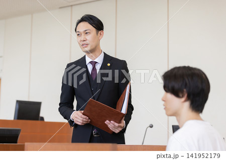法廷で証言を確認する弁護士と証人 141952179