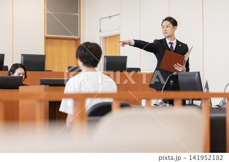 法廷で「異議あり」と主張する弁護士 141952182
