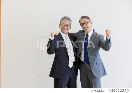 成功を喜びガッツポーズをするシニアビジネスパーソン 成功を喜びガッツポーズをするシニアビジネスパーソン 141952249