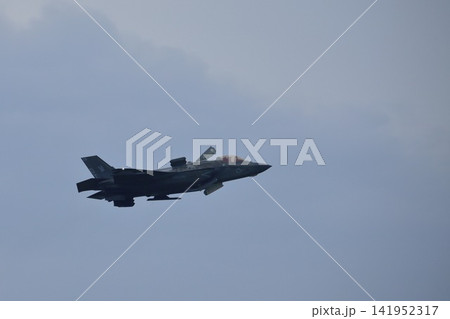 青空を飛行するF-35戦闘機の姿 青空を飛行するF-35戦闘機の姿 141952317