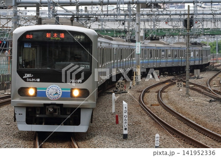 大崎に進入する りんかい線 70‐000形 Z7編成(開業20周年装飾) 大崎に進入する りんかい線 70‐000形 Z7編成(開業20周年装飾) 141952336