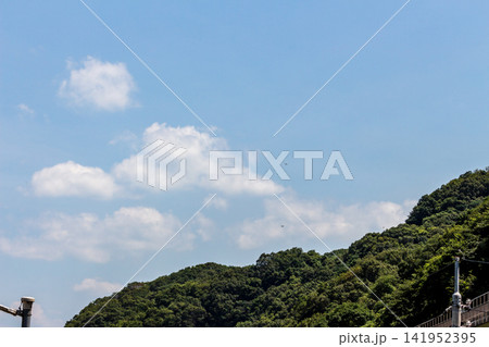 青空と深緑の山々、井原鉄道高梁川橋梁周辺の風景、岡山県総社市、夏の自然 青空と深緑の山々、井原鉄道高梁川橋梁周辺の風景、岡山県総社市、夏の自然 141952395