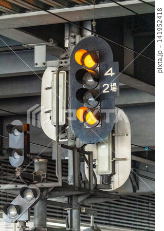 鉄道の場内信号機と警戒現示(YY点灯・安全運行と交通インフラのイメージ) 鉄道の場内信号機と警戒現示(YY点灯・安全運行と交通インフラのイメージ) 141952418
