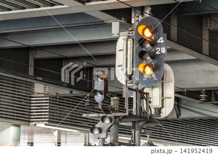 駅構内の鉄道用信号機(警戒信号・黄色2灯点灯) 駅構内の鉄道用信号機(警戒信号・黄色2灯点灯) 141952419