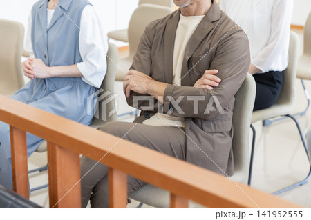 法廷の傍聴席で裁判を見守る真剣な傍聴人たち 法廷の傍聴席で裁判を見守る真剣な傍聴人たち 141952555