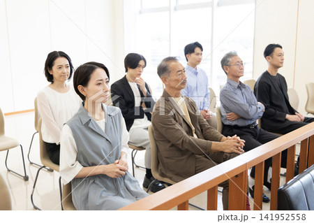 法廷の傍聴席で裁判を見守るさまざまな世代の人々 法廷の傍聴席で裁判を見守るさまざまな世代の人々 141952558