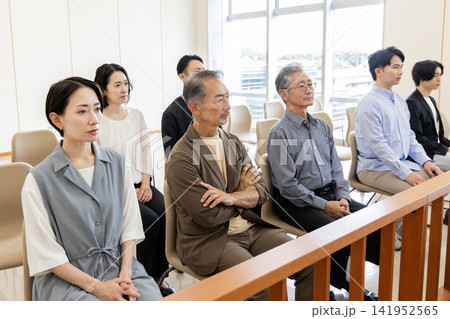 法廷の傍聴席で裁判を見守るさまざまな世代の人々 法廷の傍聴席で裁判を見守るさまざまな世代の人々 141952565