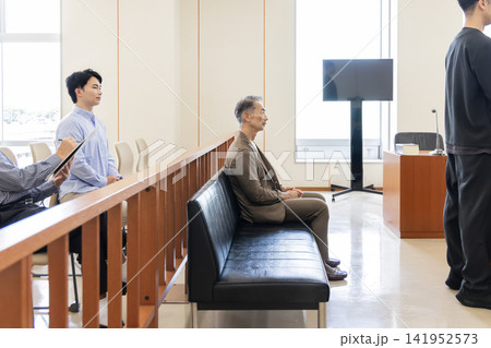 法廷で審理を見守る被告人と傍聴人の様子 法廷で審理を見守る被告人と傍聴人の様子 141952573