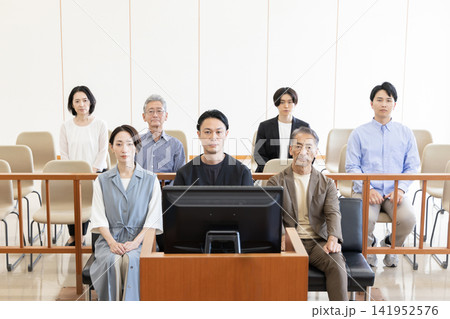 法廷で審理を見守る当事者と傍聴席の人々 法廷で審理を見守る当事者と傍聴席の人々 141952576