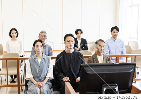法廷で審理を見守る当事者と傍聴席の人々 法廷で審理を見守る当事者と傍聴席の人々 141952578