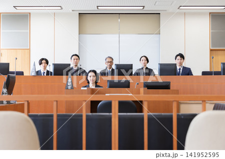 法廷で審理を行う裁判官・裁判員・書記官の法廷風景 法廷で審理を行う裁判官・裁判員・書記官の法廷風景 141952595