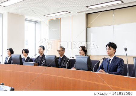 法廷で審理に臨む裁判官・裁判員の横顔 法廷で審理に臨む裁判官・裁判員の横顔 141952596