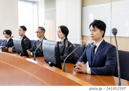 法廷で審理に臨む裁判官・裁判員の横顔 141952597