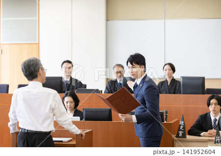 法廷で証人尋問を行う若手弁護士と証人の法廷シーン 法廷で証人尋問を行う若手弁護士と証人の法廷シーン 141952604