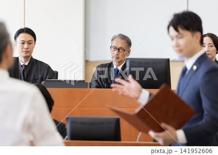 法廷で弁論を聞く裁判官と審理の様子 法廷で弁論を聞く裁判官と審理の様子 141952606