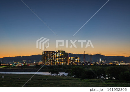 淀川夕景 淀川河川公園枚方地区から高槻市方面の景観 大阪府枚方市 淀川夕景 淀川河川公園枚方地区から高槻市方面の景観 大阪府枚方市 141952806