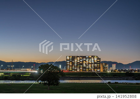 淀川夕景 淀川河川公園枚方地区から高槻市方面の景観 大阪府枚方市 淀川夕景 淀川河川公園枚方地区から高槻市方面の景観 大阪府枚方市 141952808
