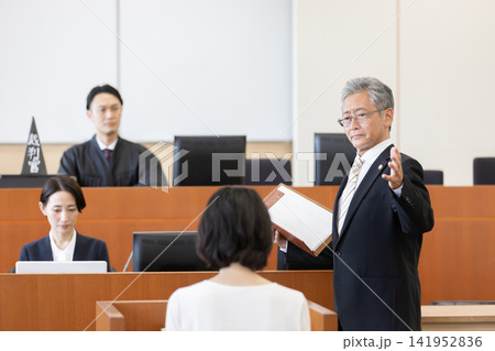 法廷で証人尋問を行う男性弁護士と証人・裁判風景 法廷で証人尋問を行う男性弁護士と証人・裁判風景 141952836