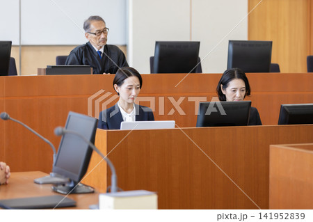 法廷で審理を支える裁判所書記官と裁判官 法廷で審理を支える裁判所書記官と裁判官 141952839
