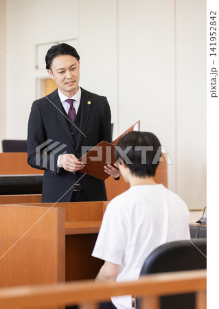 法廷で被告人に語りかける弁護士 法廷で被告人に語りかける弁護士 141952842