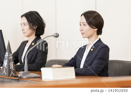 法廷で審理に臨む女性弁護人 法廷で審理に臨む女性弁護人 141952850