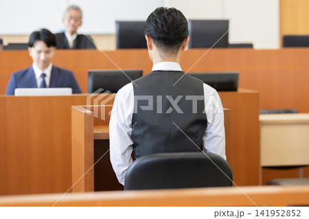 法廷で証言する証人の後ろ姿と裁判の様子 141952852