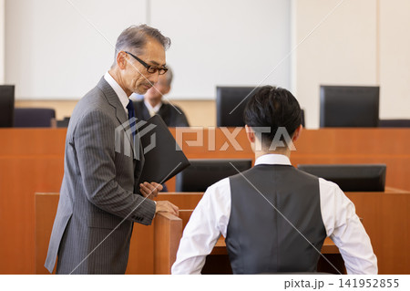 法廷で証人を尋問する検察官 法廷で証人を尋問する検察官 141952855