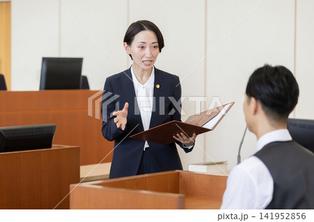 法廷で証人を尋問する女性弁護士 法廷で証人を尋問する女性弁護士 141952856