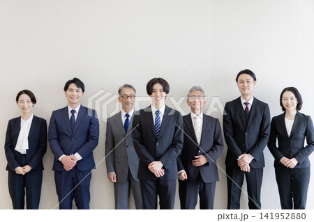 新入社員を迎えたビジネスチームの集合ポートレート 新入社員を迎えたビジネスチームの集合ポートレート 141952880