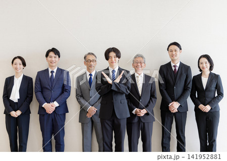 コンプライアンス違反やパワハラを拒否する新入社員とビジネスチーム コンプライアンス違反やパワハラを拒否する新入社員とビジネスチーム 141952881