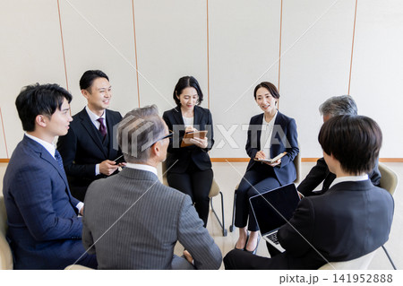ビジネスミーティングで意見交換をする多世代のビジネスチーム ビジネスミーティングで意見交換をする多世代のビジネスチーム 141952888