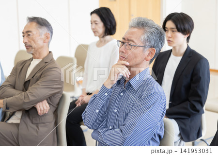 法廷の傍聴席で裁判を見守る真剣な傍聴人たち 法廷の傍聴席で裁判を見守る真剣な傍聴人たち 141953031